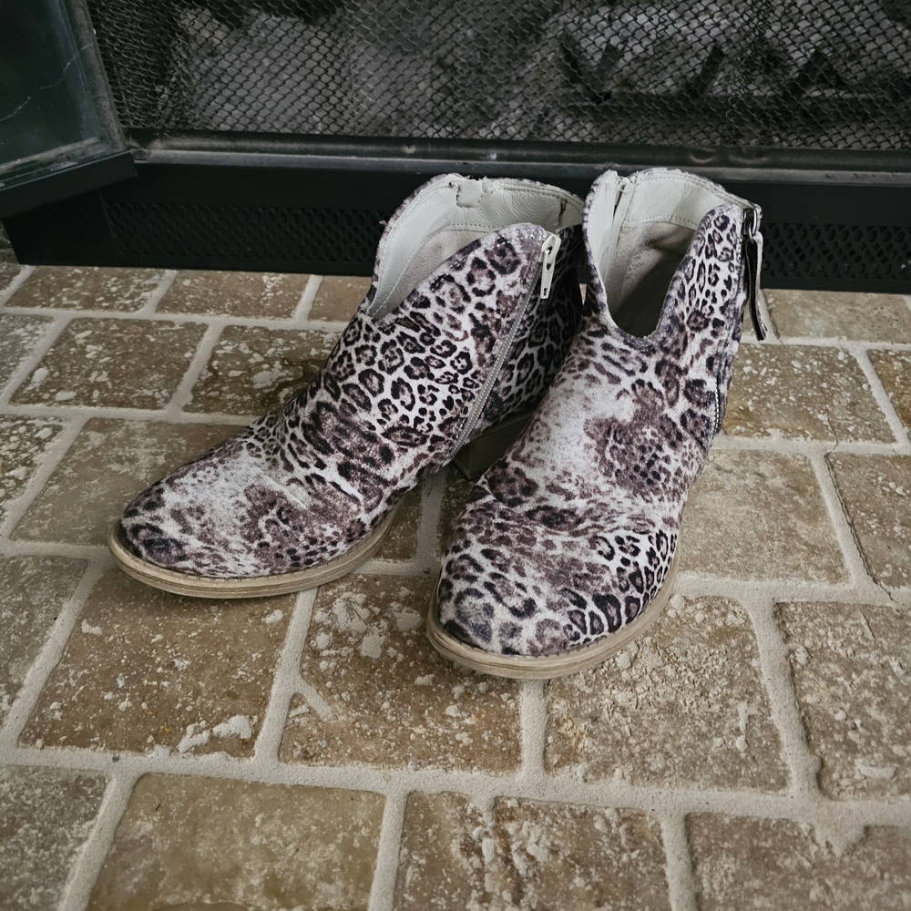 Very G Leopard Print Ankle Boots Side Zip Size 8